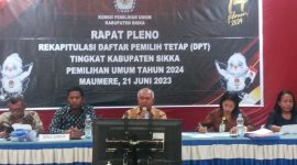 Ketua KPU Sikka Yohanes Krisostomus Feri memimpin rapat pleno reakapitulasi daftar pemilih tetap, Rabu (21/6)