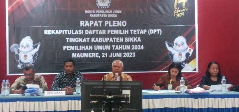 Ketua KPU Sikka Yohanes Krisostomus Feri memimpin rapat pleno reakapitulasi daftar pemilih tetap, Rabu (21/6)