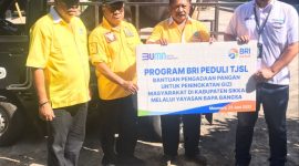Pimpinan Cabang BRI Maumere Heru Pratomo menyerahkan simbolis bantuan 13 ekor sapi kepada Ketua Yayasan Bapa Bangsa Vianney Bapa, melalui program BRI Peduli Tanggung Jawab Sosial dan Lingkungan, Jumat (23/6)