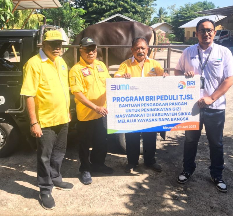 Pimpinan Cabang BRI Maumere Heru Pratomo menyerahkan simbolis bantuan 13 ekor sapi kepada Ketua Yayasan Bapa Bangsa Vianney Bapa, melalui program BRI Peduli Tanggung Jawab Sosial dan Lingkungan, Jumat (23/6)