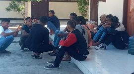 Tenaga kerja ilegal sedang berada di Reskrim Polres Sikka, Minggu (25/6)