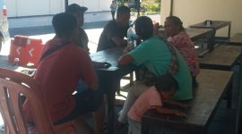 Polisi mengamankan tenaga kerja ilegal dari Kecamatan Mapitara, Minggu (25/6)