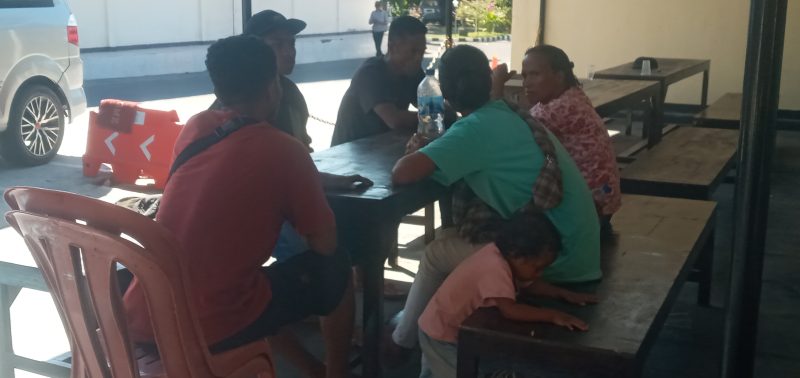 Polisi mengamankan tenaga kerja ilegal dari Kecamatan Mapitara, Minggu (25/6)