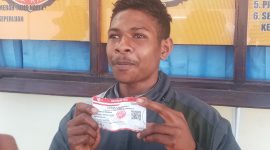 Arkiles Sili menunjukkan tiket KM Bukit Siguntang, yang namanya sudah dipalsukan