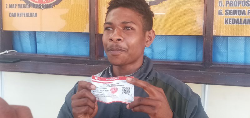Arkiles Sili menunjukkan tiket KM Bukit Siguntang, yang namanya sudah dipalsukan