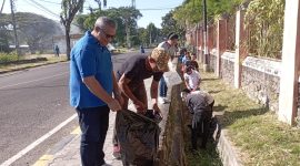 Uskup Maumere terlibat dalam gerakan pungut sampah dalam memperingati Hari Libgkungan Hidup Sedunia ke-51 Tingkat Keuskupan Maumere, Senin (5/6)