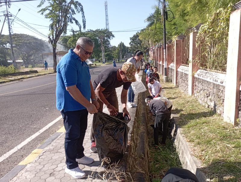 Uskup Maumere terlibat dalam gerakan pungut sampah dalam memperingati Hari Libgkungan Hidup Sedunia ke-51 Tingkat Keuskupan Maumere, Senin (5/6)