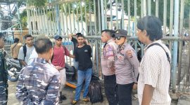 Tenaga kerja ilegal asal Lembata diamakan aparat Polres Sikka di Pelabuhan Laurens Say Maumere, Minggu (11/6) (foto: istomewa)