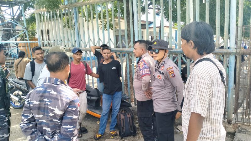 Tenaga kerja ilegal asal Lembata diamakan aparat Polres Sikka di Pelabuhan Laurens Say Maumere, Minggu (11/6) (foto: istomewa)