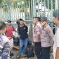 Tenaga kerja ilegal asal Lembata diamakan aparat Polres Sikka di Pelabuhan Laurens Say Maumere, Minggu (11/6) (foto: istomewa)