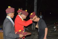 Ketua PMKRI Maumere Yakobus Tonce Hirang melantik anggota baru, Minggu (11/6) 