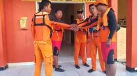 Persiapan pencarian dan pertolongan 7 penumpang kapal tenggelam di Pulau Komodo, Jumat (16/6)