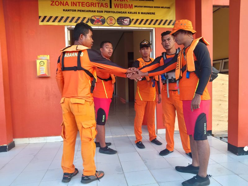 Persiapan pencarian dan pertolongan 7 penumpang kapal tenggelam di Pulau Komodo, Jumat (16/6)