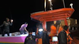 Suasana evakuasi penumpang kapal nelayan mati mesin di Perairan Komodo, Jumat (16/6) malam