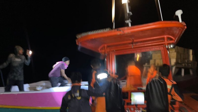 Suasana evakuasi penumpang kapal nelayan mati mesin di Perairan Komodo, Jumat (16/6) malam