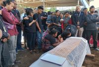 Suasana pemakaman wartawan di Maumere, Jumat (16/6)