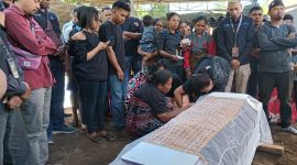 Suasana pemakaman wartawan di Maumere, Jumat (16/6)