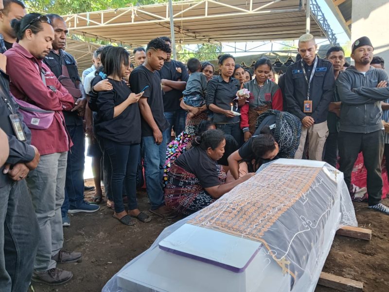 Suasana pemakaman wartawan di Maumere, Jumat (16/6)