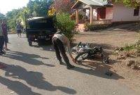 Polisi melakukan olah tempat kejadian perkara kasus tabrakan di Blidit yang berujung meninggal dunia, Kamis (22/6)