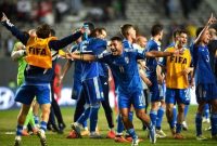 Daniele Montevago bersuka cita dengan para pemain Italia lainnya usai memastikan diri ke final Piala Dunia U-20 2023, Jumat (9/6) WIB