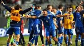 Daniele Montevago bersuka cita dengan para pemain Italia lainnya usai memastikan diri ke final Piala Dunia U-20 2023, Jumat (9/6) WIB