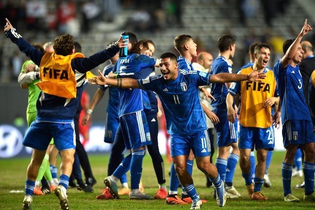 Daniele Montevago bersuka cita dengan para pemain Italia lainnya usai memastikan diri ke final Piala Dunia U-20 2023, Jumat (9/6) WIB