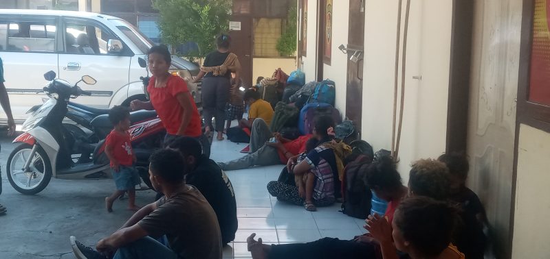 Tenaga kerja ilegal asal Kabupaten Manggarai Timur diamankan di Polres Sikka, Minggu (9/7)