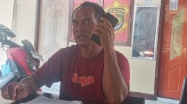 Benyamin Pantang sedang berkomunikasi via telepon dengan istrinya, Selasa (11/7)