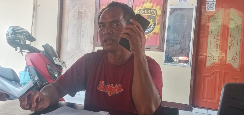 Benyamin Pantang sedang berkomunikasi via telepon dengan istrinya, Selasa (11/7)