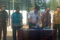 Kepala BPJS Kesehatan Cabang Maumere I Gusti Ngurah Arie Mayanugraha memotongan tumpeng dalam rangka memperingati HUT ke-55 BPJS Kesehatan, Sabtu (15/7) di Maumere