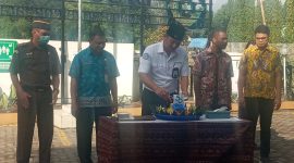 Kepala BPJS Kesehatan Cabang Maumere I Gusti Ngurah Arie Mayanugraha memotongan tumpeng dalam rangka memperingati HUT ke-55 BPJS Kesehatan, Sabtu (15/7) di Maumere