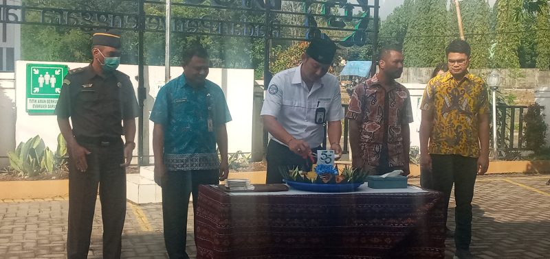 Kepala BPJS Kesehatan Cabang Maumere I Gusti Ngurah Arie Mayanugraha memotongan tumpeng dalam rangka memperingati HUT ke-55 BPJS Kesehatan, Sabtu (15/7) di Maumere