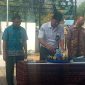 Kepala BPJS Kesehatan Cabang Maumere I Gusti Ngurah Arie Mayanugraha memotongan tumpeng dalam rangka memperingati HUT ke-55 BPJS Kesehatan, Sabtu (15/7) di Maumere