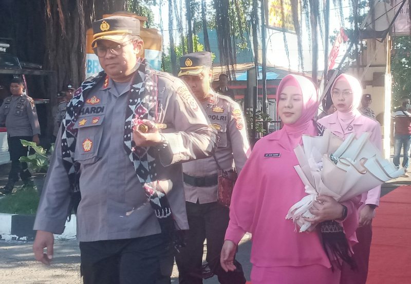 Kapolres Sikka AKBP Hardi Dinata tiba di Mapolres Sikka, Minggu (16/7)