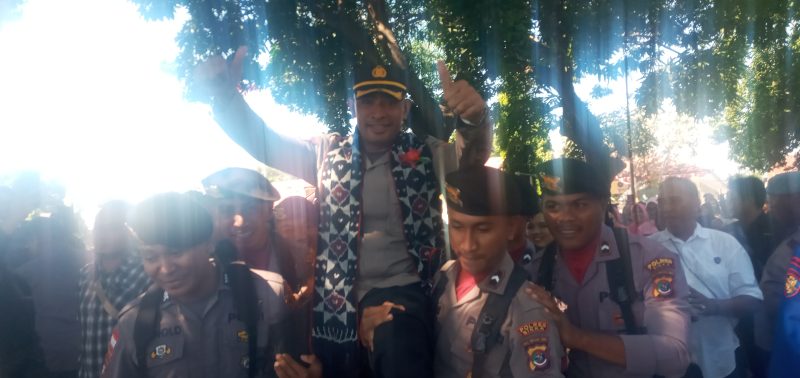 Seremoni elepasan mantan Kapolres Sikka AKBP Nelson Felipe Dias Quintas, Minggu (17/7)