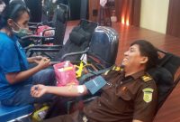 Seorang staf Kejaksaan Negeri Sikka sedang mendonorkan darah dalam rangka HUT ke-63 Hari Bhakti Adyhaksa