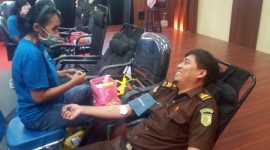 Seorang staf Kejaksaan Negeri Sikka sedang mendonorkan darah dalam rangka HUT ke-63 Hari Bhakti Adyhaksa
