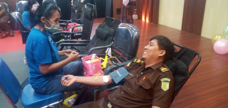 Seorang staf Kejaksaan Negeri Sikka sedang mendonorkan darah dalam rangka HUT ke-63 Hari Bhakti Adyhaksa