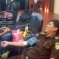 Seorang staf Kejaksaan Negeri Sikka sedang mendonorkan darah dalam rangka HUT ke-63 Hari Bhakti Adyhaksa
