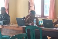 Iswadi (paling kiri) sudah beraktifitas lagi di Kantor Dinas PKO Sikka, Senin (18/7)