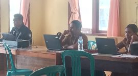 Iswadi (paling kiri) sudah beraktifitas lagi di Kantor Dinas PKO Sikka, Senin (18/7)