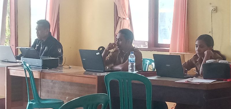 Iswadi (paling kiri) sudah beraktifitas lagi di Kantor Dinas PKO Sikka, Senin (18/7)