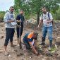 Aksi mahasiswa Unipa Maumere menanam pohon mangrove di Pantai Waidoko, Selasa (18/7)