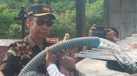 Kajari Sikka Fatoni Hatam menyalurkan bantuan air bersih di Desa Teka Iku Kecamatan Kangae, Rabu (19/7) 