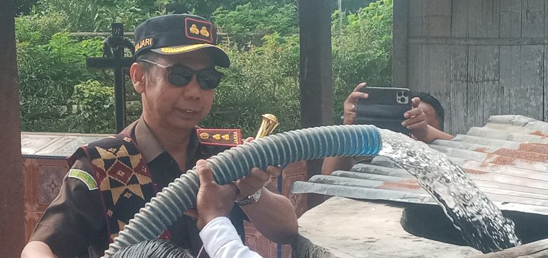 Kajari Sikka Fatoni Hatam menyalurkan bantuan air bersih di Desa Teka Iku Kecamatan Kangae, Rabu (19/7) 