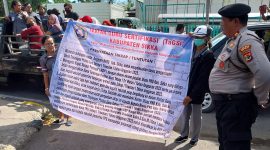 Aksi demonstrasi guru penerima dana sertifikasi di deoan Kantor Kejaksaan Negeri Sikka, Kamis (20/7)