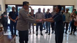 Kapolres Sikka AKBP Hardi Dinata menerima pernyataan sikap dari Ketua Ikatan Guru Sertifikasi, Kamis (20/7)