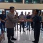 Kapolres Sikka AKBP Hardi Dinata menerima pernyataan sikap dari Ketua Ikatan Guru Sertifikasi, Kamis (20/7)