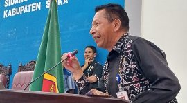 Kadis PKO Sikka Germanus Goleng sedang memberikan penjelasan terkait dana sertifikasi guru ketika aksi demonstrasi guru-guru penerima dana sertifikasi di Gedung DPRD Sikka, Kamis (20/7)