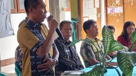 Iswadi memberikan penjelasan kasus dugaan sunat dana sertifikasi di hadapan ratusan guru yang melakukan aksi di Dinas PKO Sikka, Kamis (20/7)